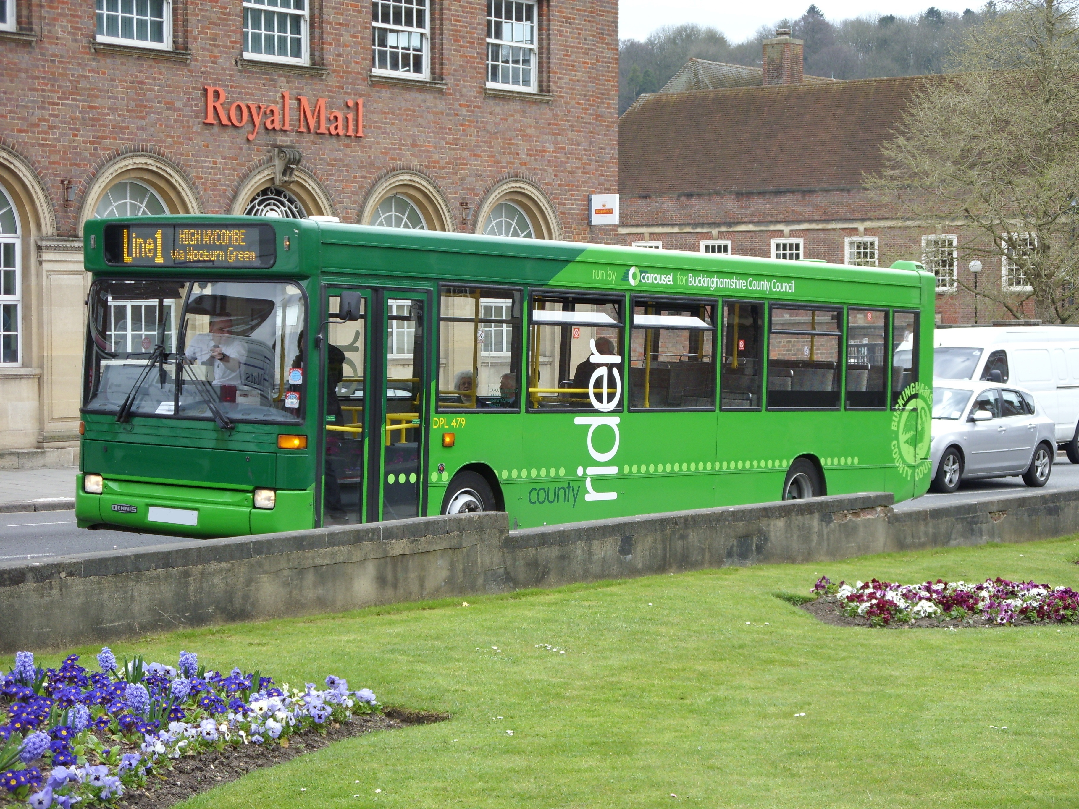 HighWycombe-QueenVictoriaRoad-Bus-2009-03-31-SDC11502