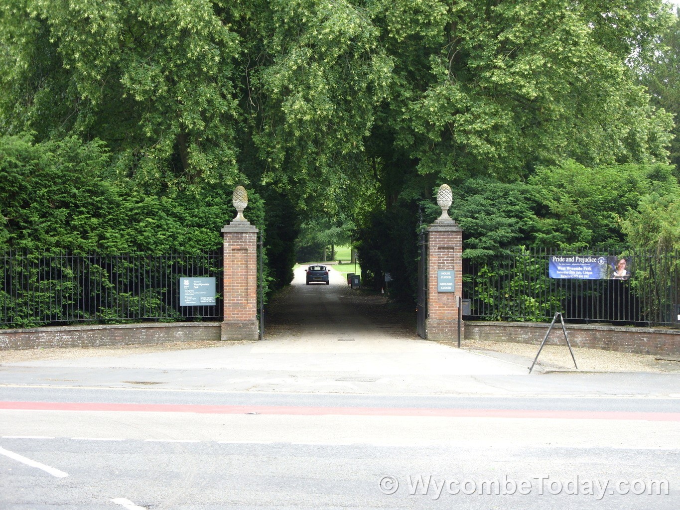 WestWycombe-WestWycombePark-EntranceGates-2019-06-26-SDC17079