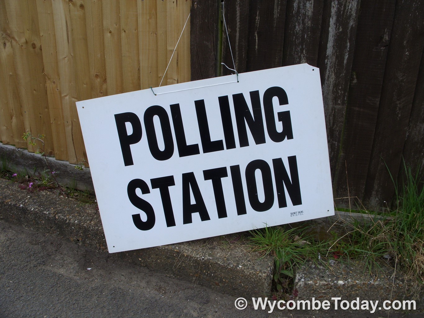 HighWycombe-SuffieldRoad-PollingStationSign-2015-05-28-SDC12681